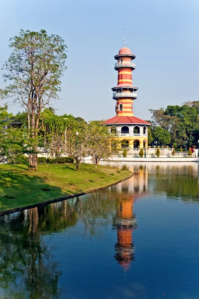 Η βασιλική κατοικία (Phra Thinang) και το πύργο επιφυλακής σοφοί — Φωτογραφία Αρχείου