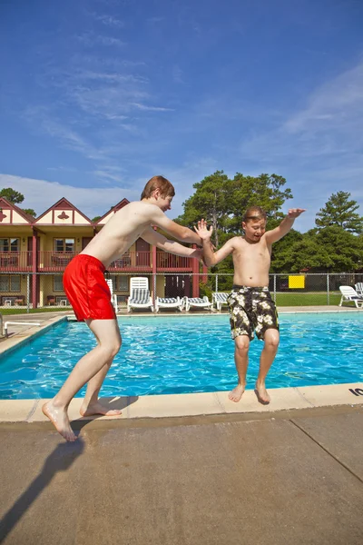 Αδελφοί διασκεδάζοντας στην πισίνα — Φωτογραφία Αρχείου