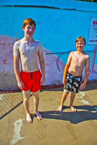 Bratři zábava v bazénu — Stock fotografie