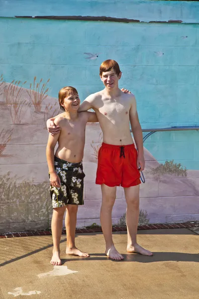 Брати розважаються біля басейну — стокове фото