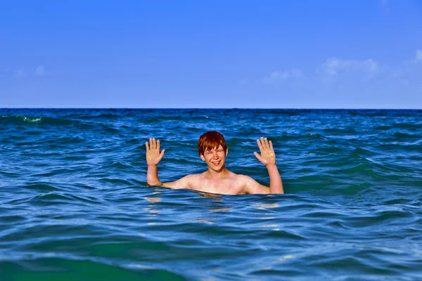 Giovane ragazzo gode il mare — Foto Stock