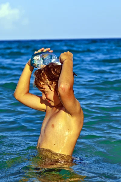 Νεαρό αγόρι με καταδύσεις μάσκα στη θάλασσα — Φωτογραφία Αρχείου