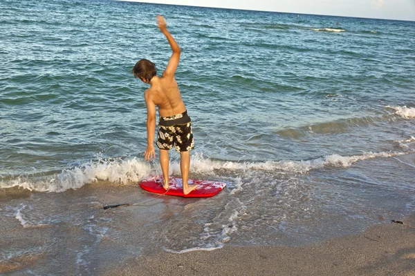 Fiú tanulás szörfözés a strandon — Stock Fotó
