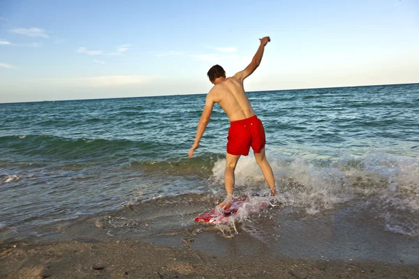 少年はビーチでサーフィンを学ぶ — ストック写真