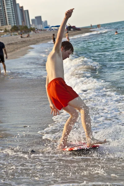 Garçon apprendre le surf à la plage — Photo