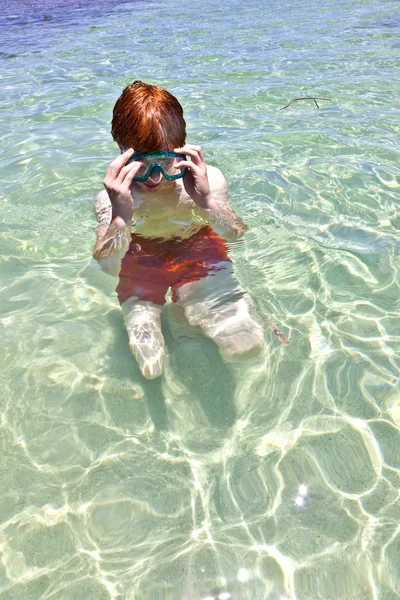 Menino nadando no oceano claro — Fotografia de Stock