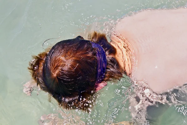 Niño buceando en el océano claro —  Fotos de Stock