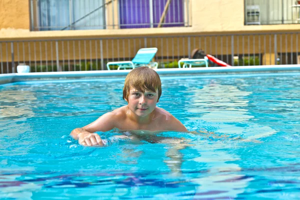 소년 야외 수영장에서 수영을 즐긴다 — 스톡 사진