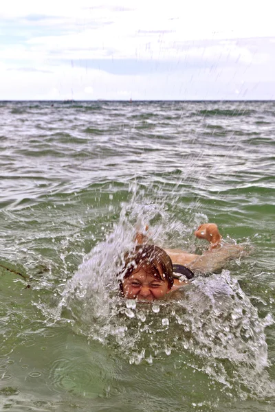 ピカバックをすることによって美しい澄んだ海で楽しんでいる男の子 — ストック写真