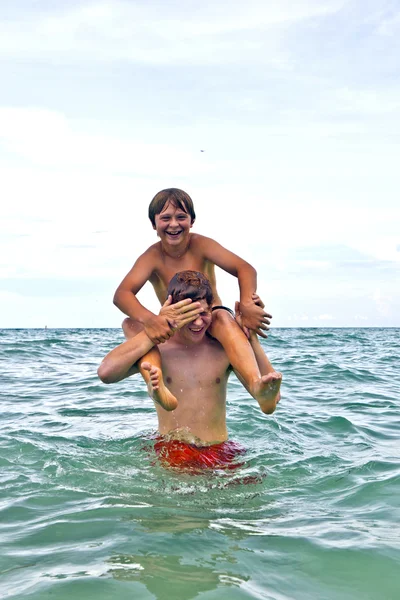 Çocuklar eğleniyor güzel açık denizde — Stok fotoğraf