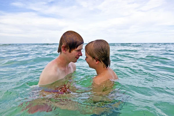 Chlapci baví v čisté moře — Stock fotografie