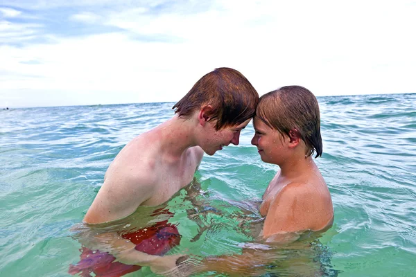 Fiúk a szórakozás, a kristálytiszta tenger — Stock Fotó