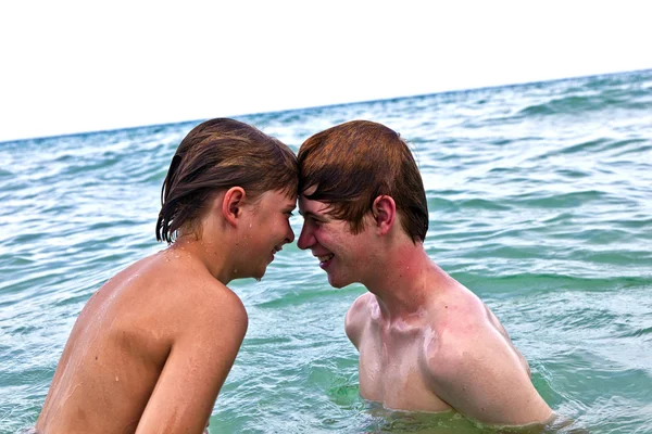 เด็กผู้ชายมีความสุขในทะเลที่ชัดเจน — ภาพถ่ายสต็อก