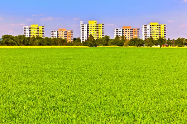 Área de vivienda en el paisaje rural con campos —  Fotos de Stock