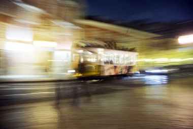 Lizbon gece, ünlü tramvay, tarihi tramvay çalıştırma