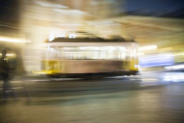 Lizbon gece, ünlü tramvay, tarihi tramvay çalıştırma