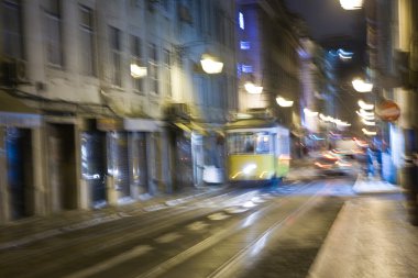 Lizbon gece, ünlü tramvay, tarihi tramvay çalıştırma