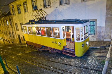 Lizbon gece, ünlü tramvay, tarihi tramvay çalıştırma