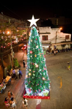 Bangkok gece artifica ile ana yol Chrismas ağaca