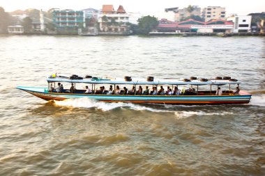 Sunrise bir feribot içinde Bangkok Nehri üzerinde ulaşım