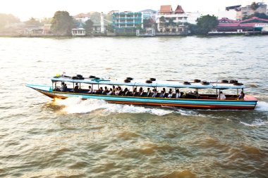 Sunrise bir feribot içinde Bangkok Nehri üzerinde ulaşım