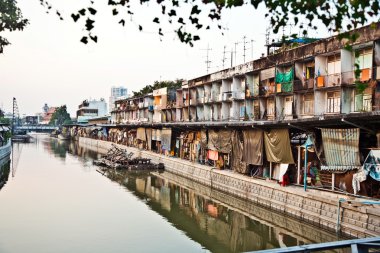 Bangkok bir kanal boyunca evleri