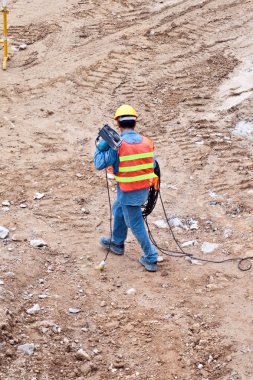 işçi taşıyan bir elektrik cabl Şantiye Binası