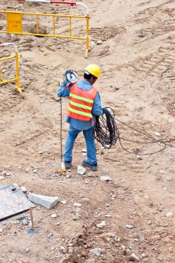 işçi taşıyan bir elektrik cabl Şantiye Binası