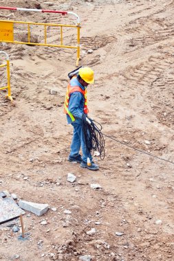 işçi taşıyan bir elektrik cabl Şantiye Binası