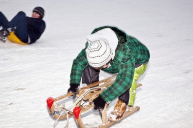 çocuklar bir kızak çalıştırmak paten