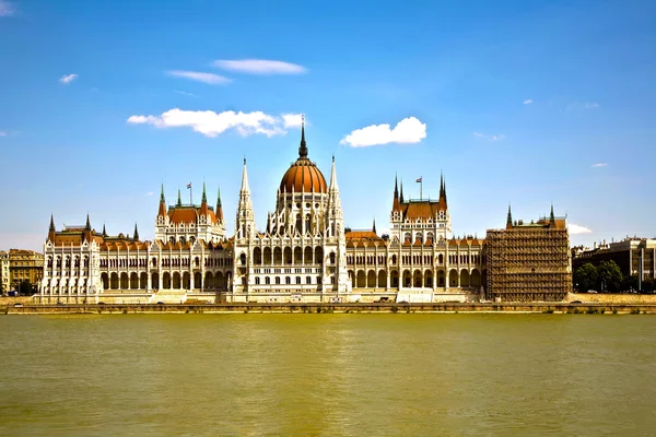 Beroemde Parlement van Hongarije in Boedapest, uitzicht over de rivier danubi — Stockfoto