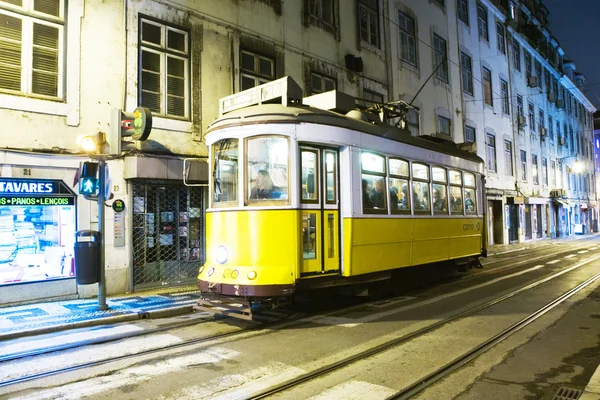 Lisboa à noite, eléctrico famoso, eléctrico histórico está a correr — Fotografia de Stock