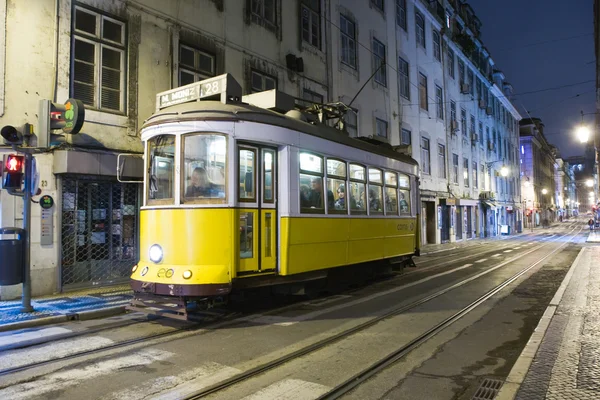 Éjjel, villamos, Lisszabon történelmi villamos fut. — Stock Fotó