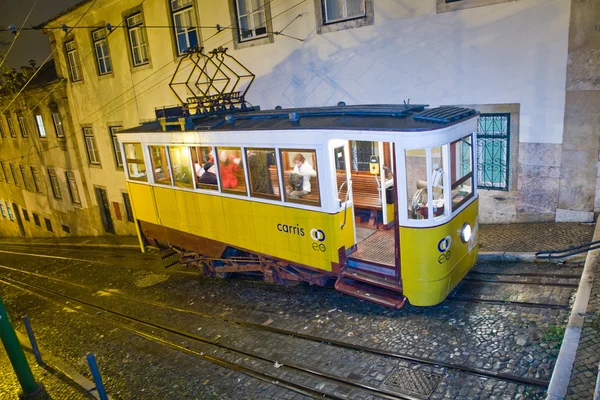 Lizbon gece, ünlü tramvay, tarihi tramvay çalıştırma — Stok fotoğraf