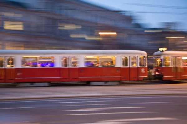 Красный старый трамвай в Вене в первом районе ночью — стоковое фото