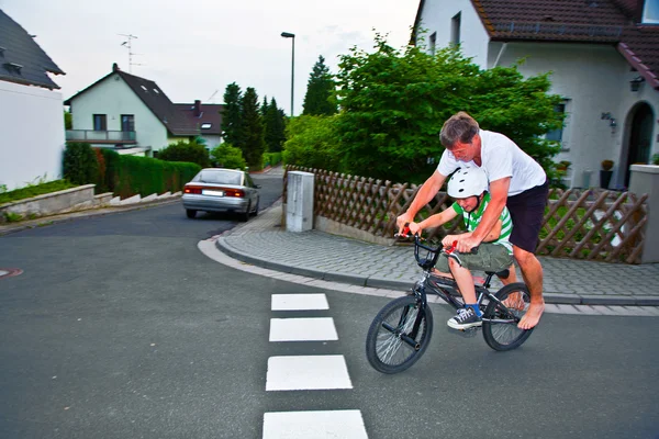 Father and son are riding on one BMX, having fun and enyjoying — Stock Photo, Image