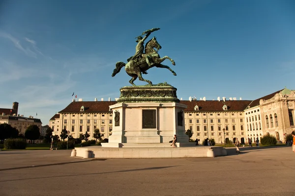 Koně a jezdce socha arcivévody Karla ve Vídni na heldenp — Stock fotografie