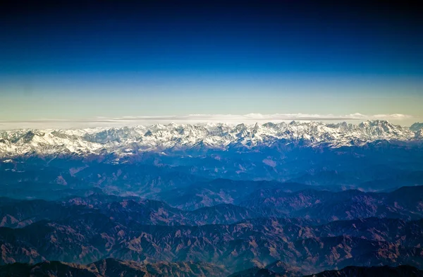 Пролетев над Гималаями утром с восходом солнца — стоковое фото