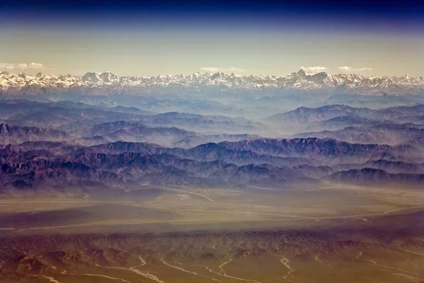 Flug über den Himalaya am Morgen bei Sonnenaufgang — Stockfoto