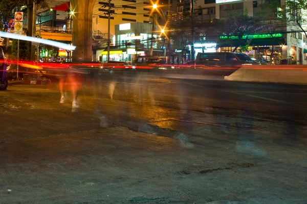 Корм для пересечения улицы по ночам — стоковое фото