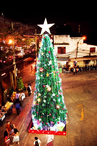Chrismas tree at the Main road in Bangkok by night with artifica — Stock Photo, Image