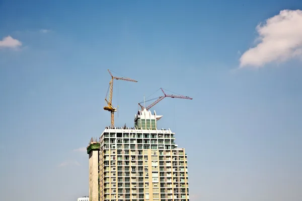 Crane on a skyscraper under construction — Stock Photo, Image