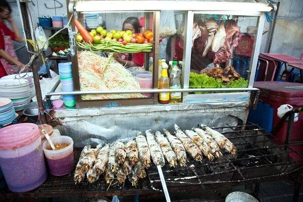 Un stand de restauration de rue propose de délicieux poissons et légumes frais — Photo