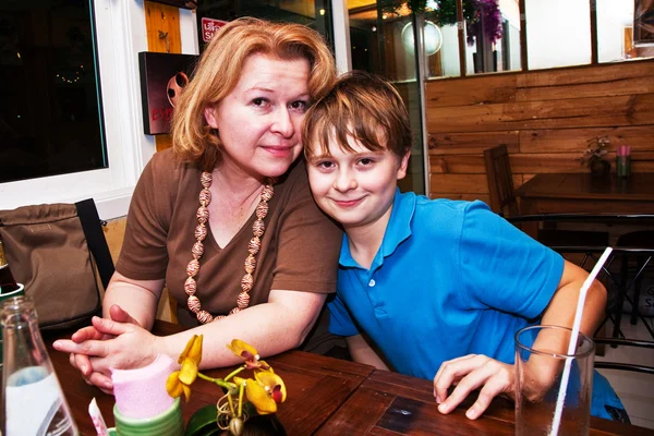 식당에서 그의 어머니와 함께 앉아 소년 — 스톡 사진