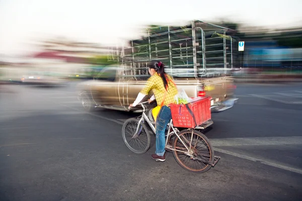 Женщина едет домой с утреннего рынка со своим велосипедом — стоковое фото
