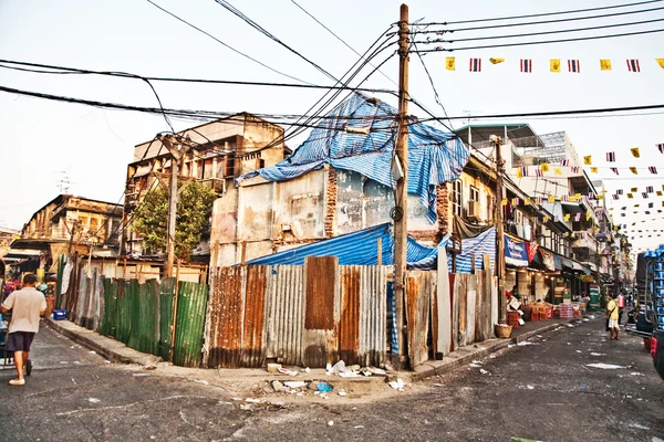 Gamla ruinerande hus i chinatown, bangkok — Stockfoto