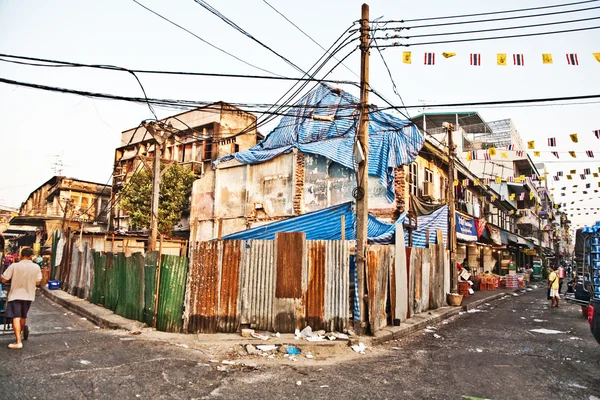 Oude ruïneuze huizen in chinatown, bangkok — Stockfoto