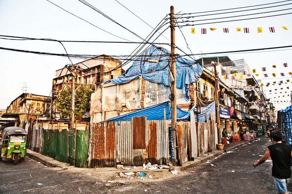 Vieilles maisons ruineuses à Chinatown, Bangkok — Photo