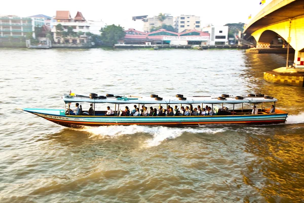 Transport auf dem Fluss in Bangkok bei Sonnenaufgang in einer Fähre — Stockfoto