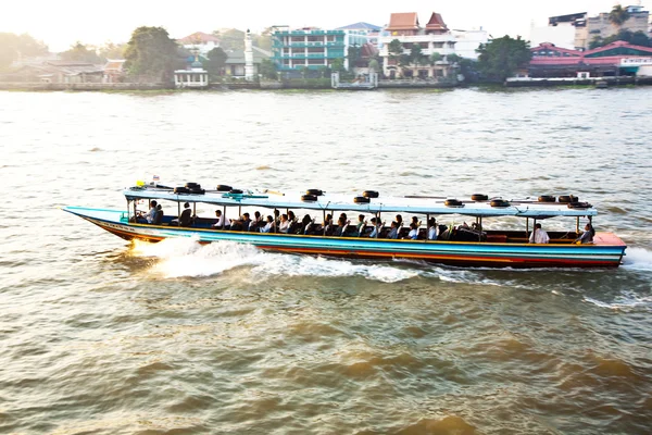 Μεταφορά στον ποταμό στην Μπανγκόκ σε Ανατολή του ηλίου στο πλοίο — Φωτογραφία Αρχείου